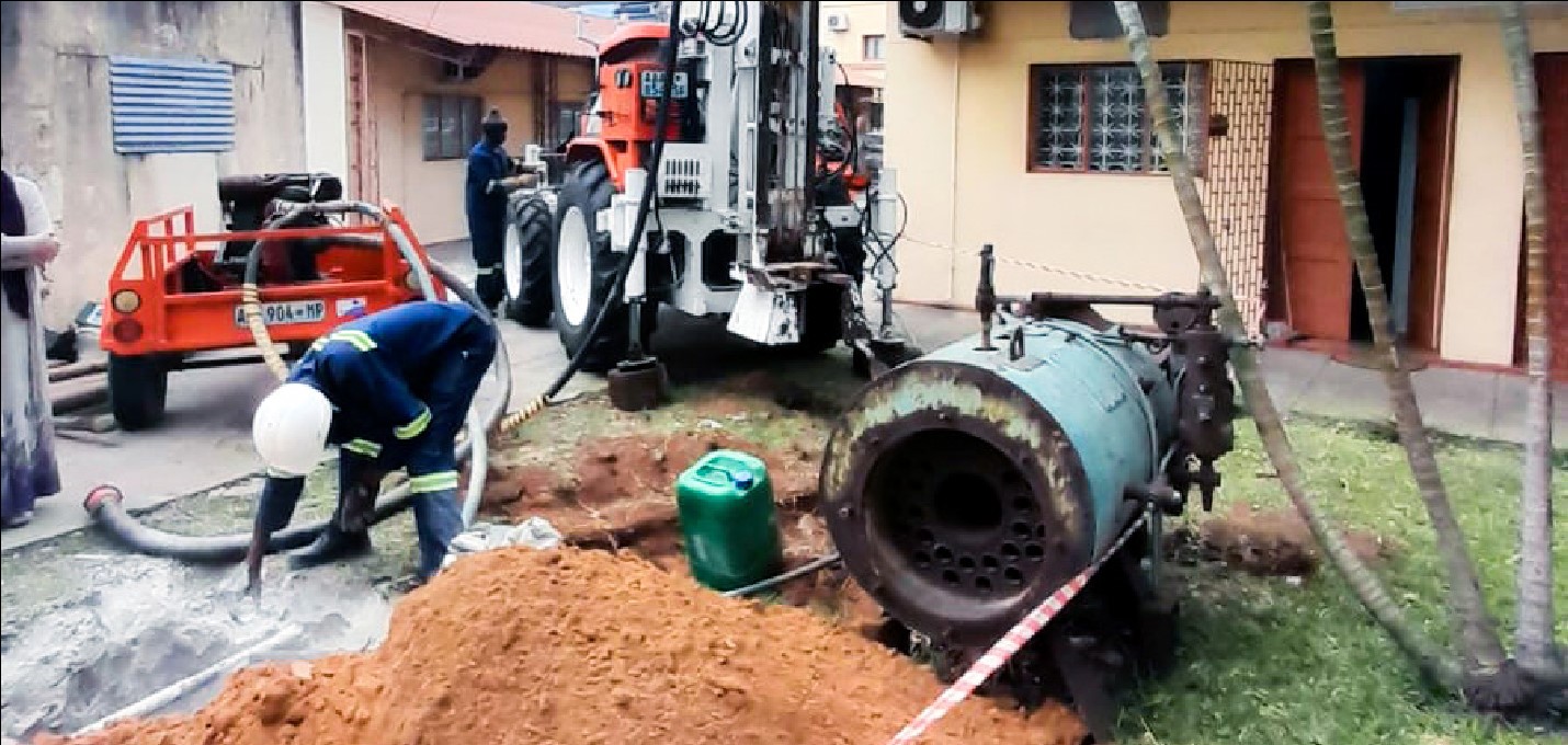 Iniciaram obras de abertura de furos de água na Faculdade de Engenharia