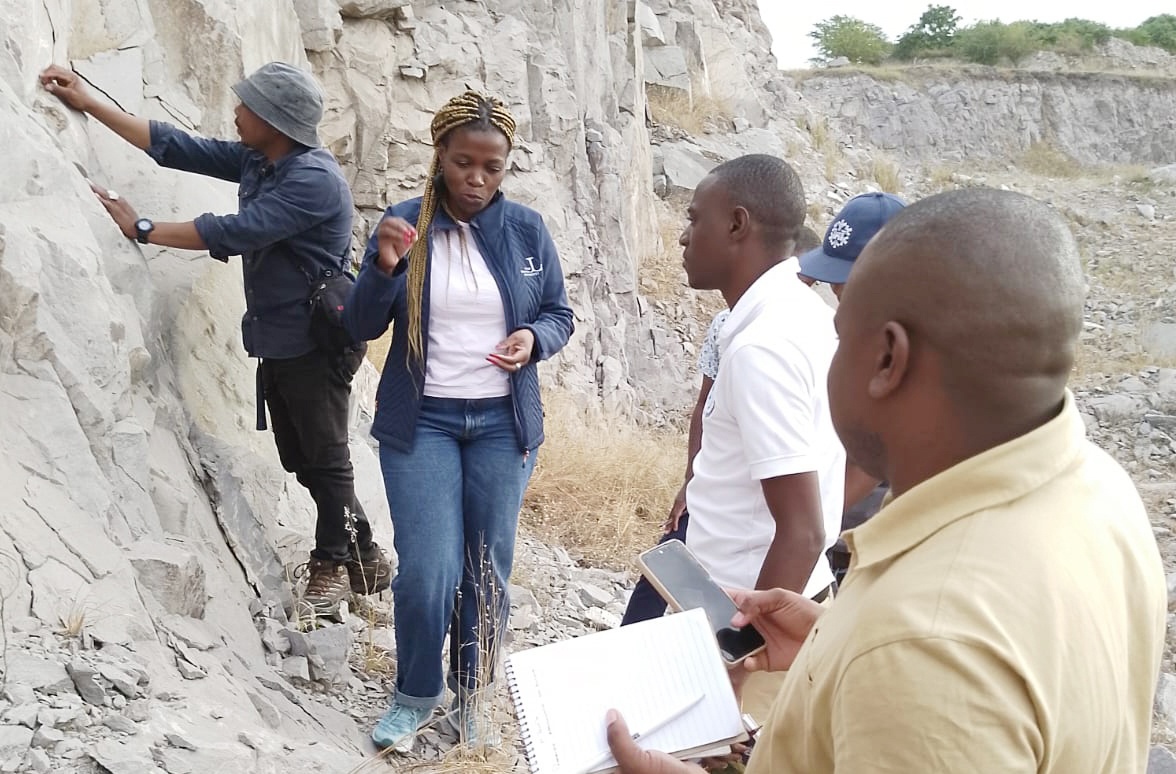 Docentes e investigadores da UNILÚRIO e UNIPÚNGUÈ em intercâmbio com o Departamento de Geologia da UEM